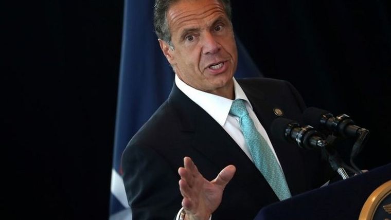 El gobernador de Nueva York, Andrew Cuomo, enfrenta crecientes presiones para que renuncie. Foto: REUTERS