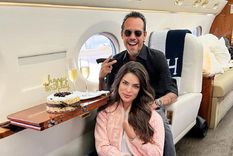 Marc Anthony junto a su novia Nadia Ferreira.