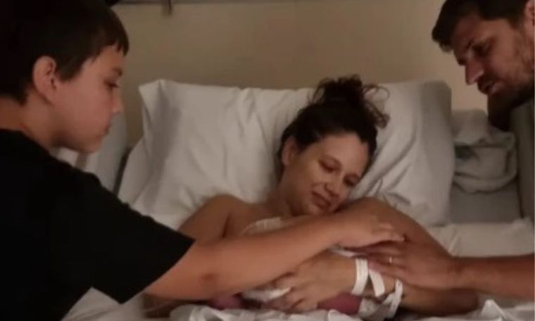 Barbie Vélez presó toda su felicidad tras el nacimiento de Salvador La hija de Nazarena Vélez se convirtió en mamá por primera vez