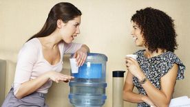 Foto: GETTY IMAGES. Regresar a la oficina a trabajar tiene muchas ventajas. Charlar con los colegas de cosas sin importancia es una de ellas.