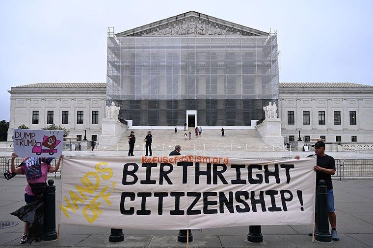 La Corte Suprema de Justicia de EE.UU. decidirá si es posible quitar el derecho a la ciudadanía por nacimiento en las próximas semanas.