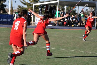MDZol | El festejo de San Jorge, tras la conversión de Jimena Sini. Foto: Agustín Mauricio/Mediamza.com