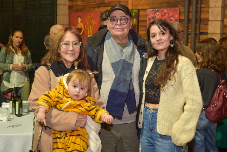 La pequeña Ana junto a Viviana Medrano, Carlos Aparicio y Belén Aparicio. La pequeña Ana junto a Viviana Medrano, Carlos Aparicio y Belén Aparicio.