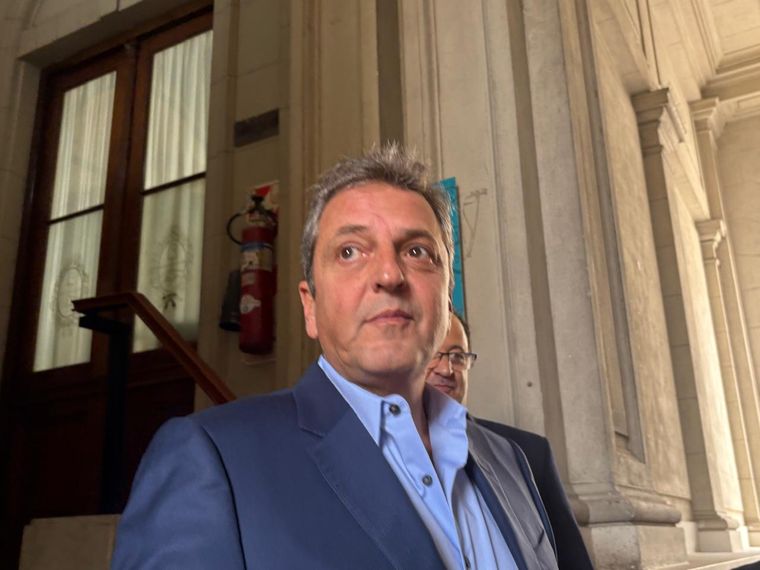 En su entorno dicen que fue solo para acompañar a su esposa, Malena. Sin embargo, llama la atención que ni con él presente pudieran llegar a un acuerdo por las autoridades de Cámara. En su entorno dicen que fue solo para acompañar a su esposa, Malena. Sin embargo, llama la atención que ni con él presente pudieran llegar a un acuerdo por las autoridades de Cámara.