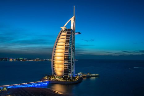 El hotel Burj Al Arab, en Dubái, fue blanco de un dron el sábado. Sin embargo, el incendio provocado fue controlado. El hotel Burj Al Arab, en Dubái, fue blanco de un dron el sábado. Sin embargo, el incendio provocado fue controlado.