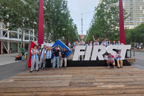 Estudiantes mendocinos representan al país en el Mundial de robótica tras ganar una competencia clave y costear el viaje con rifas. Estudiantes mendocinos representan al país en el Mundial de robótica tras ganar una competencia clave y costear el viaje con rifas.