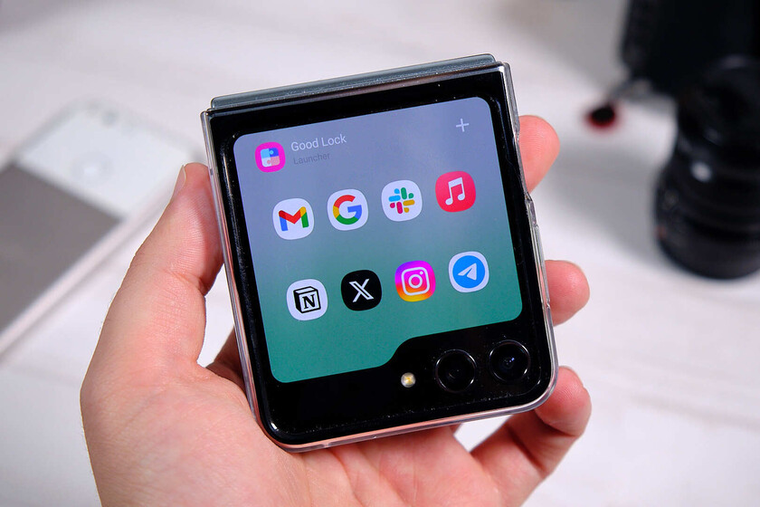 La pantalla externa del Galaxy Z Flip5 permite usar aplicaciones y ver notificaciones sin abrir el teléfono. La pantalla externa del Galaxy Z Flip5 permite usar aplicaciones y ver notificaciones sin abrir el teléfono.