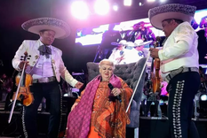 Paquita la del Barrio continúa fascinando a sus fanáticos arriba del escenario.