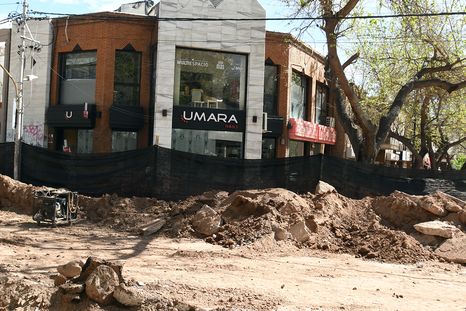 Mientras las máquinas avanzan por Yrigoyen, los comerciantes atraviesan situaciones distintas y algunos ya buscan nuevas formas de vender. &nbsp;