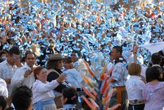 Peñas, festejos y comidas típicas en Mendoza el 9 de Julio. Peñas, festejos y comidas típicas en Mendoza el 9 de Julio.