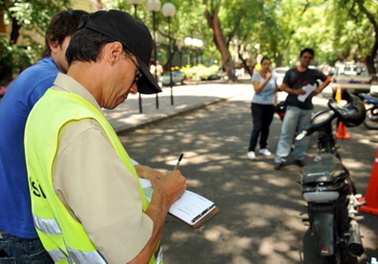 Más incertidumbre por el comprobante del seguro. Foto: Nacho Gaffuri / MDZ Más incertidumbre por el comprobante del seguro. Foto: Nacho Gaffuri / MDZ