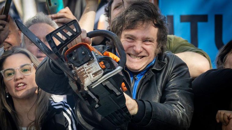 Javier Milei, con la motosierra que se ha convertido en el símbolo de sus recortes al gasto público