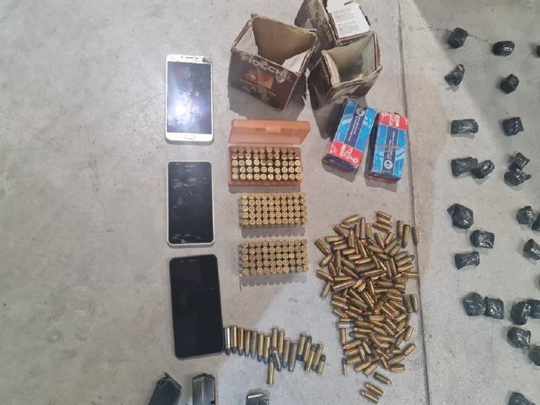 Celulares, municiones y envoltorios con drogas.