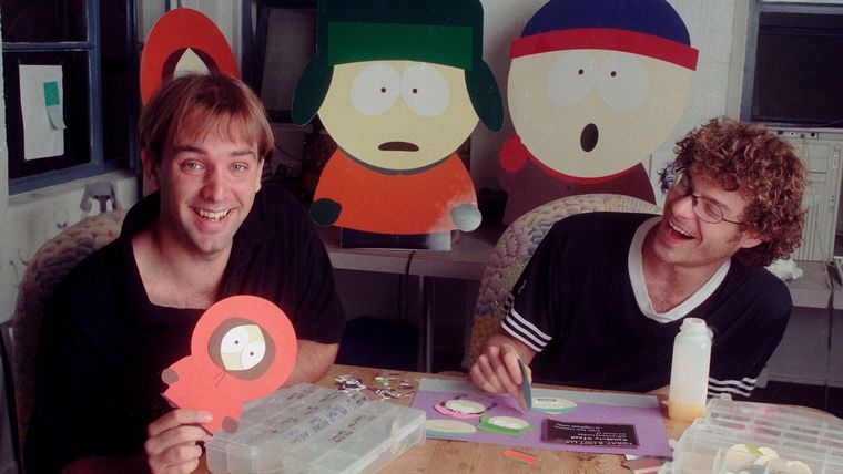 Trey Parker y Matt Stone con sus personajes en la oficina de su estudio en Los Ángeles en 1997.