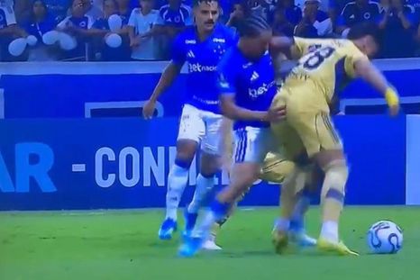 La mano de Christian, volante de Cruzeiro, en la cola de Adam Bareiro. La mano de Christian, volante de Cruzeiro, en la cola de Adam Bareiro.