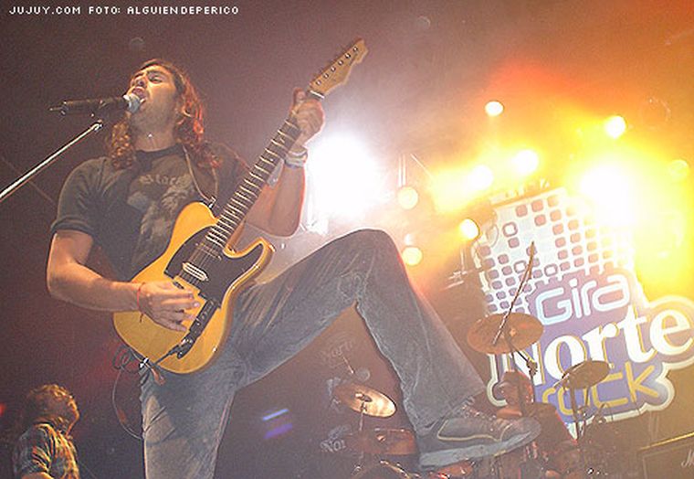 Manuel el cantante de la mancha, en pleno show. Foto: google images
