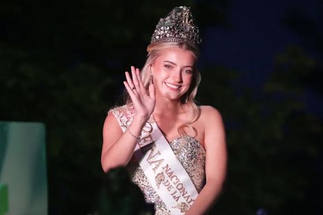La Reina Nacional de la Vendimia, Azul Antolínez, fue recibida por una multitud en San Rafael tras su reciente coronación. La Reina Nacional de la Vendimia, Azul Antolínez, fue recibida por una multitud en San Rafael tras su reciente coronación.