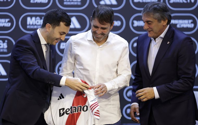 Coudet y Francéscoli protagonizaron un incómodo y divertido momento en la presentación del Chacho.