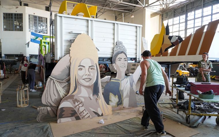 Los carros de La Paz y Ciudad en pleno proceso de armado. Los carros de La Paz y Ciudad en pleno proceso de armado.