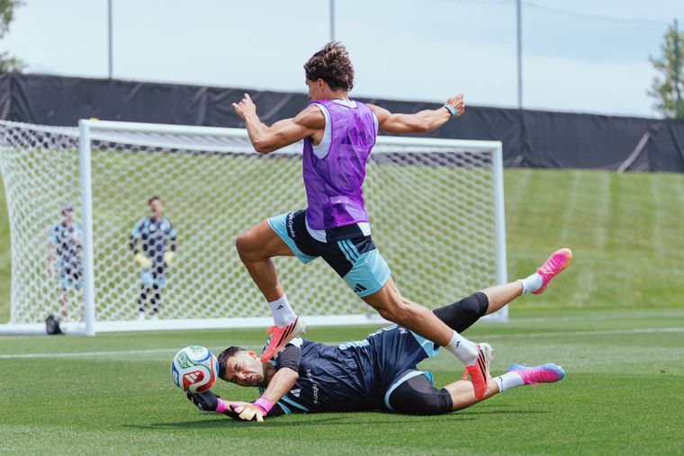 En pleno ensayo futbolístico, Giuliano Simeone encara a Gerónimo Rulli en el mano a mano, mientras el arquero va abajo. Ambos tienen chances de estar ante Jordania.&nbsp;&nbsp;