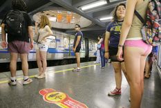 hoy se celebra el dia del subte sin pantalones hoy se celebra el dia del subte sin pantalones