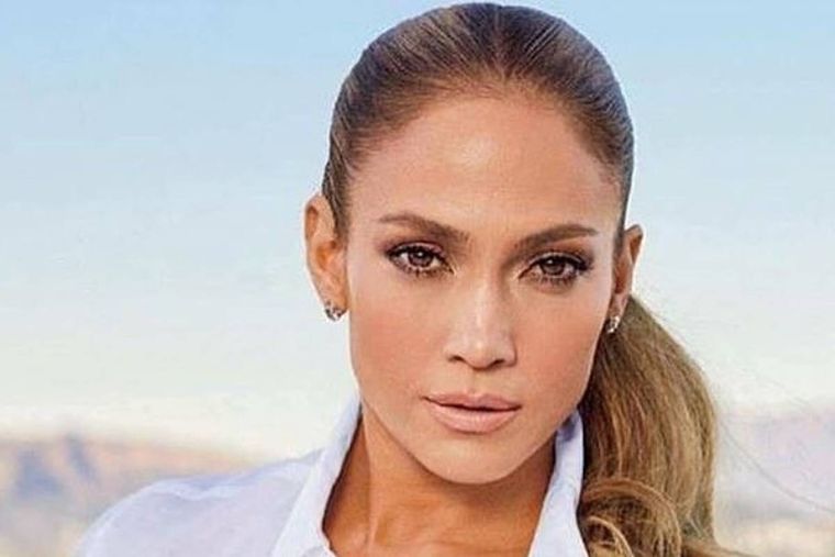 Foto: https://www.parati.com.ar/news/la-historia-del-primer-gran-amor-de-jennifer-lopez-lo-conocio-cuando-tenia-16-anos-se-llamaba-david-y-murio-de-una-enfermedad-cardiaca/