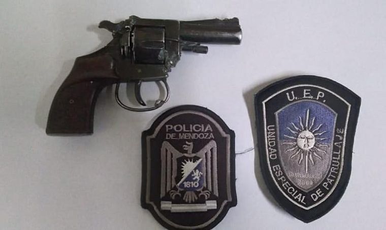 El revólver calibre 22 secuestrado al delincuente de 21 años que iba en moto junto a un menor de 15 Foto: Ministerio de Seguridad de Mendoza