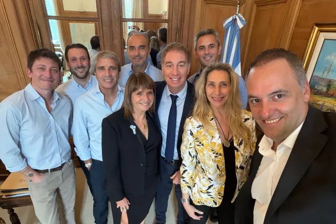 Manuel Adorni continúa bajo la tormenta, pero firme, según la Casa Rosada.