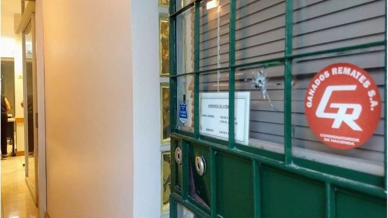 Así quedó el frente de la empresa que sufrió el ataque