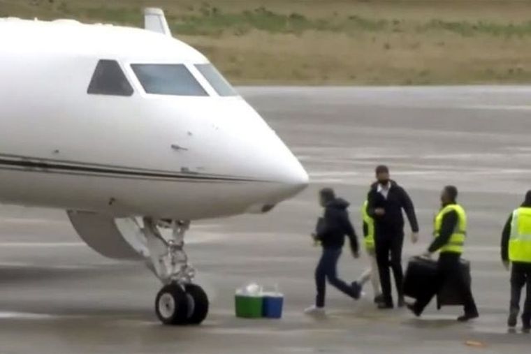 Jorge Messi a punto de subir al avión en Rosario. En el piso, las heladeritas.