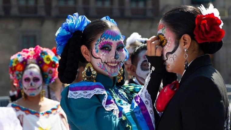 El Día de Muertos, tradición originaria de México, extendida por el mundo, que se celebra haciendo honor a nuestros fallecidos Foto: Yahoo Noticias.