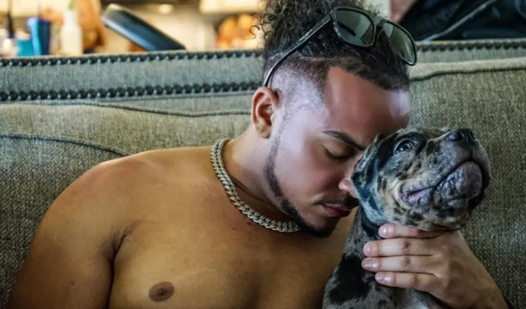 El influencer había culpado a su perro por la muerte de su pareja, que llevó a que sea sacrificado.