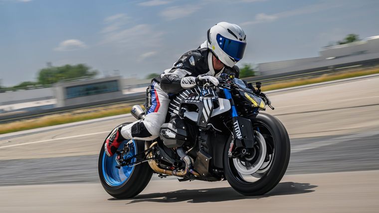 Así es la BMW R 1300 R Titan, la moto custom con óxido nitroso y escape de Titanio