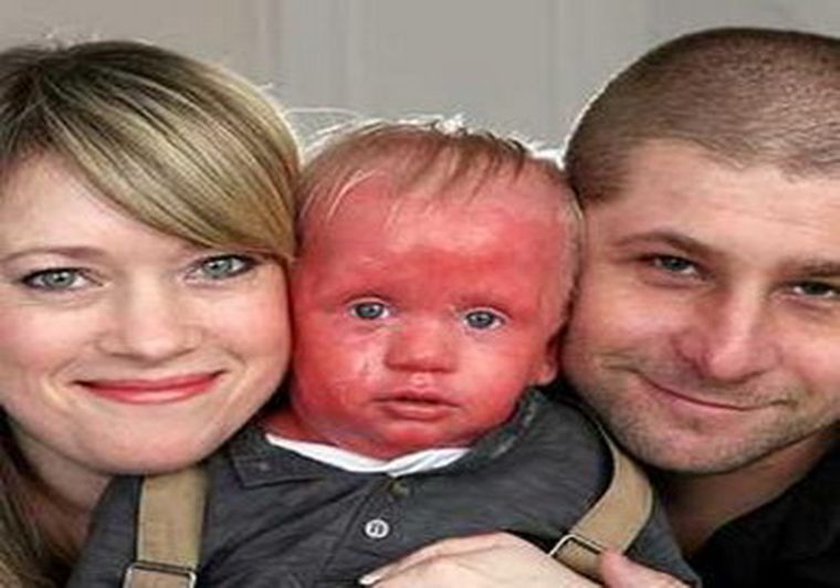 El pequeño junto a sus padres. Foto: ABC.es