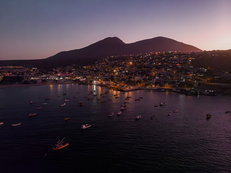 La caleta de pescadores es uno de los espacios más representativos del pueblo, donde la vida cotidiana gira en torno al mar. La caleta de pescadores es uno de los espacios más representativos del pueblo, donde la vida cotidiana gira en torno al mar.
