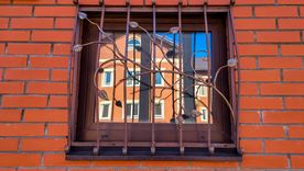 Las rejas curvas combinan protección y estética, ideales para balcones y ventanas expuestas. Foto: Shutterstock