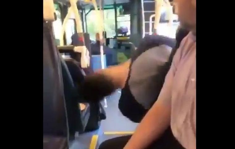 Así cayó en el bus.