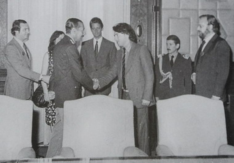 Hitchens estrecha la mano de Videla. Foto: Reproducción