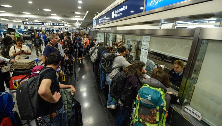 Aeroparque fue un caos hoy por la medida de fuerza sorpresiva de uno de los gremios que dejó varados a miles de pasajeros Foto: Juan Mateo Aberastain/MDZ