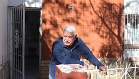El Negro Pelliza apoyado sobre la entrada de la sede del Automóvil Club Mendoza recuerda con nostalgia una vida dedicada al Autódromo General San Martín. El Negro Pelliza apoyado sobre la entrada de la sede del Automóvil Club Mendoza recuerda con nostalgia una vida dedicada al Autódromo General San Martín.