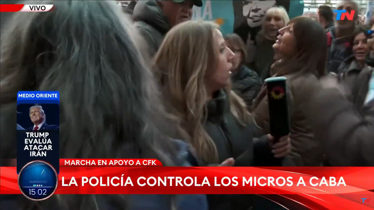 Paula Bernini fue increpada por manifestantes. Foto: captura de pantalla TV/ Todo Noticias. Paula Bernini fue increpada por manifestantes. Foto: captura de pantalla TV/ Todo Noticias.