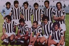 a gimnasia le faltan jugadores, entrenador y su camiseta tradicional a gimnasia le faltan jugadores, entrenador y su camiseta tradicional