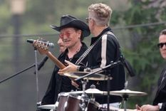 Bono cantando sobre el techo de un micro en plena Ciudad de México para el video de Street of Dreams. / X