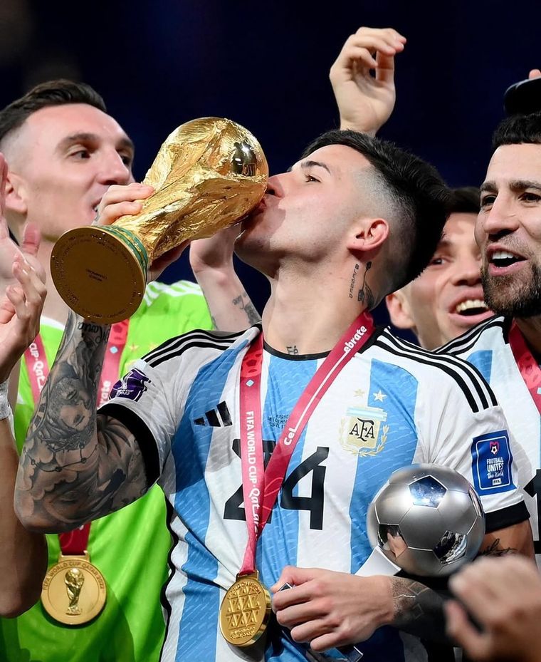 Enzo Fernández revelación y figura en la Argentina campeona en Catar 2022. Enzo Fernández revelación y figura en la Argentina campeona en Catar 2022.