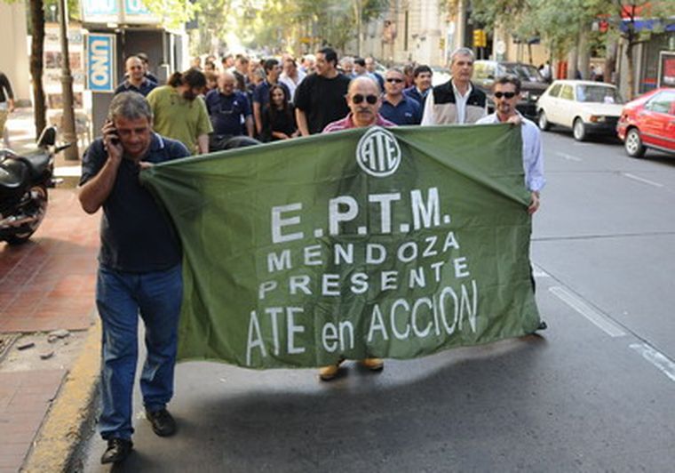 Los empleados de la EPTM analizan endurecer las protestas. Foto: Nacho Gaffuri/MDZ
