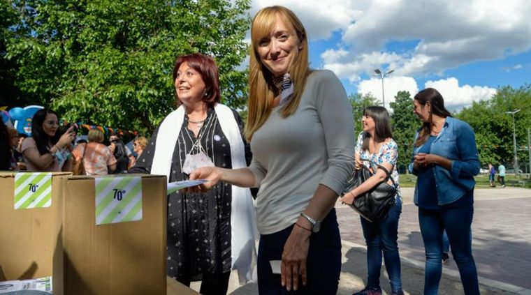 Marita Perceval junto a Anabel Fernández Sagasti durante un simulacro de votación por el 70º aniversario del voto fememino en 2021. Foto: Gentileza