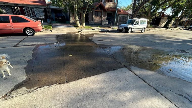 El caño roto en barrio San Ignacio ha dejado a los vecinos con presión mínima de agua. Foto: ALF PONCE MERCADO / MDZ