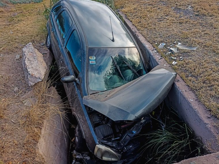 La conductora perdió el control del vehículo y terminó adentro del zanjón Foto: Emilce Vargas Ferrara/MDZ