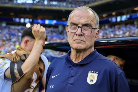 Marcelo Bielsa, muy caliente tras el debut mundialista de Uruguay. Marcelo Bielsa, muy caliente tras el debut mundialista de Uruguay.