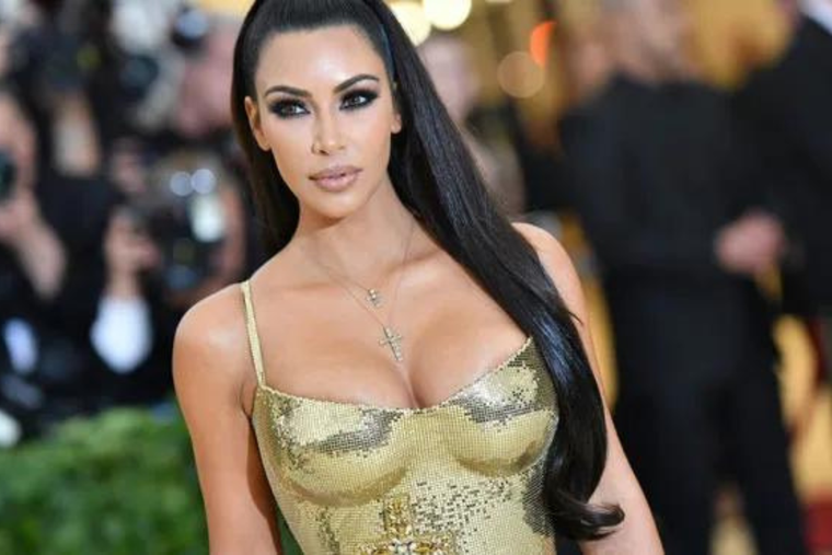 KIM KARDASHIAN ESTÁ SOLTERA. POR ESO HABLÓ DE CÓMO ESPERA QUE SEA SU PRÓXIMA PAREJA.